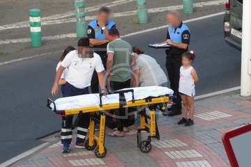 Un mujer evacuada en ambulancia tras sufrir una caída en San Juan (Foto TA)